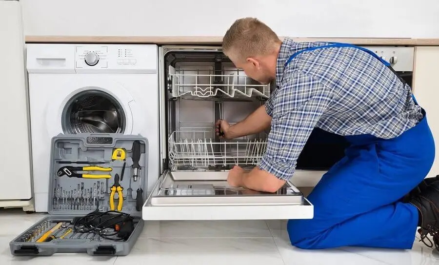Akyurt Sharp servisi teknisyen ekibi beyaz eşya tamiri yaparken